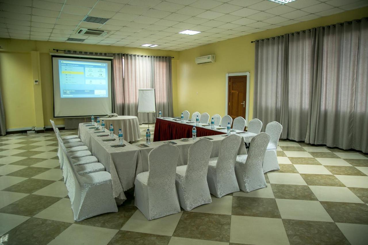 Kebbys Hotel Дар ес Саалам Екстериор снимка