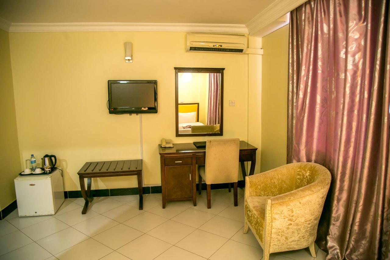 Kebbys Hotel Дар ес Саалам Екстериор снимка