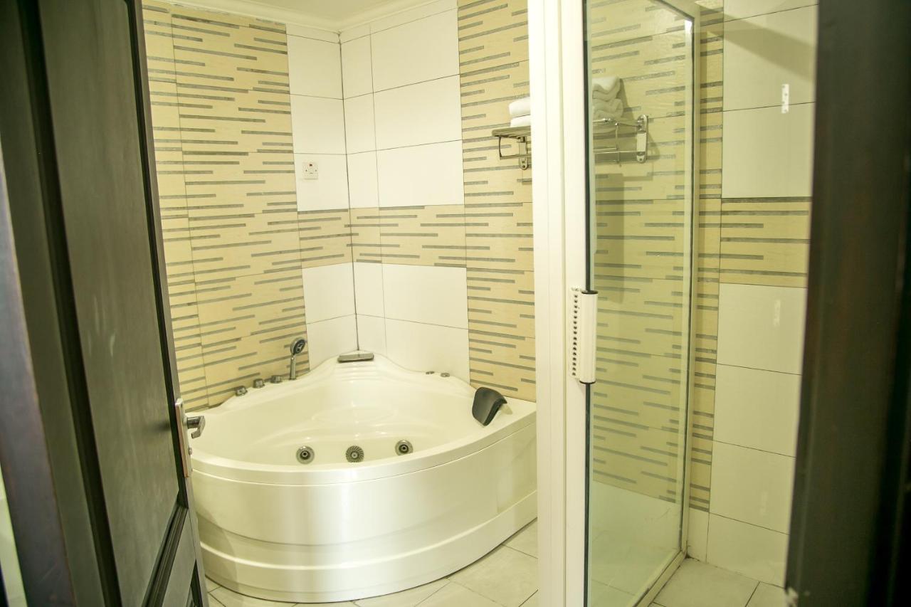 Kebbys Hotel Дар ес Саалам Екстериор снимка