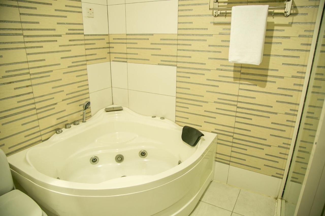 Kebbys Hotel Дар ес Саалам Екстериор снимка